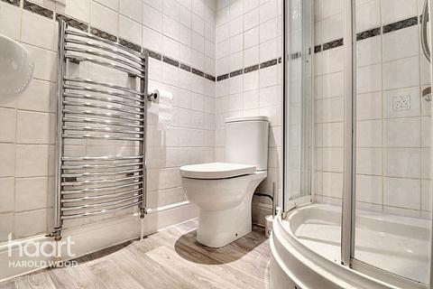 24 Greenway, Romford, RM3 0HH