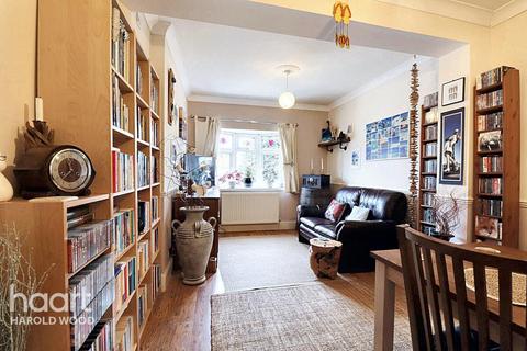 24 Greenway, Romford, RM3 0HH