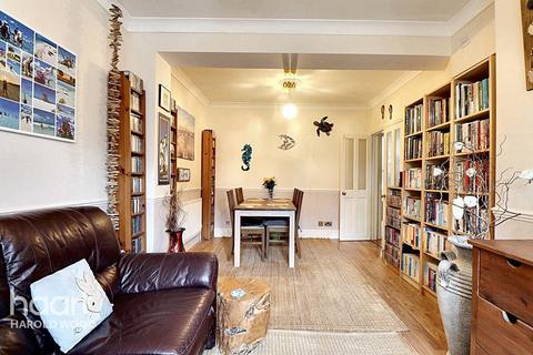 24 Greenway, Romford, RM3 0HH