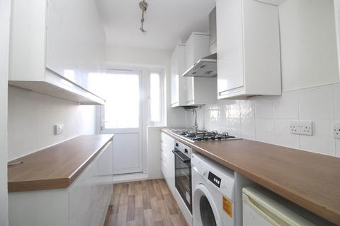 3 bedroom terraced house to rent, Central Road, Morden