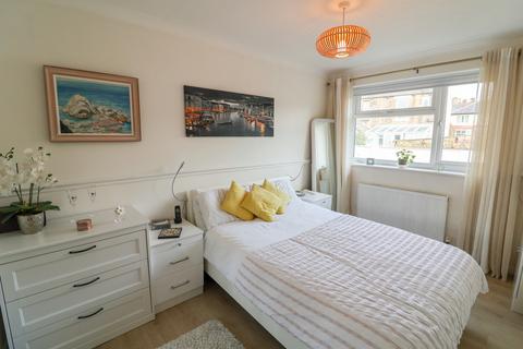 3 bedroom end of terrace house for sale, Kershaw Street, Glossop SK13