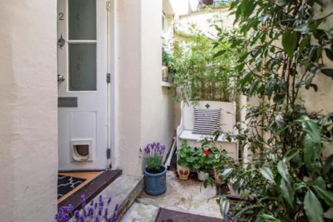 Flat 2, Down House, 22 Broadwater Down, Tunbridge Wells, TN2 5NR