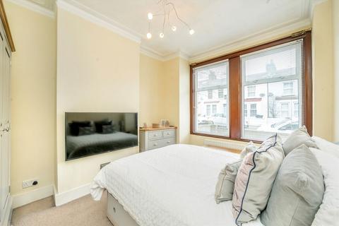 2 bedroom flat for sale, Cowper Road, London SW19