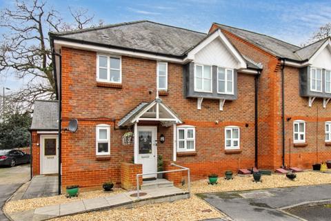 2 bedroom ground floor maisonette to rent, Woodland Crescent, Farnborough GU14