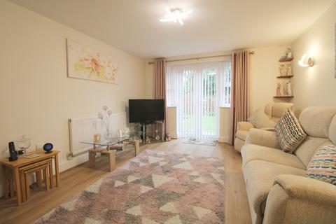 2 bedroom ground floor maisonette to rent, Woodland Crescent, Farnborough GU14