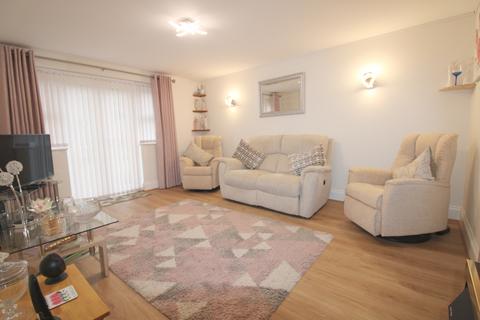 2 bedroom ground floor maisonette to rent, Woodland Crescent, Farnborough GU14