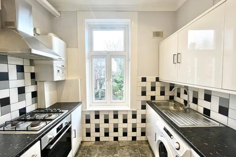 3 bedroom flat to rent, Blenheim Gardens, Willesden Green, NW2