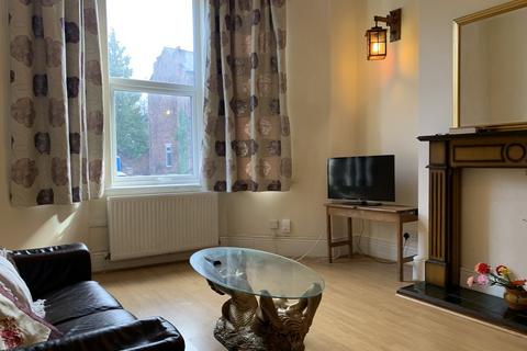 4 bedroom terraced house to rent, Norwood Road, Stretford