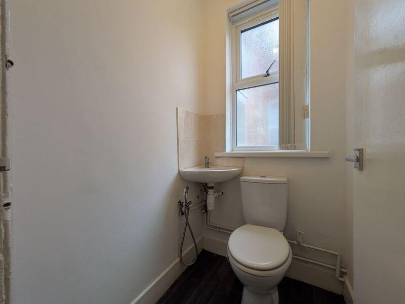 Compact and clean WC with a pedestal sink, natu...
