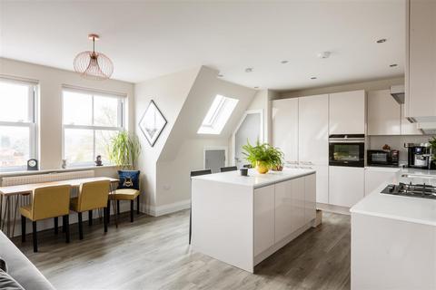 3 bedroom penthouse for sale, The Oaks, Paddockhall Road, Haywards Heath