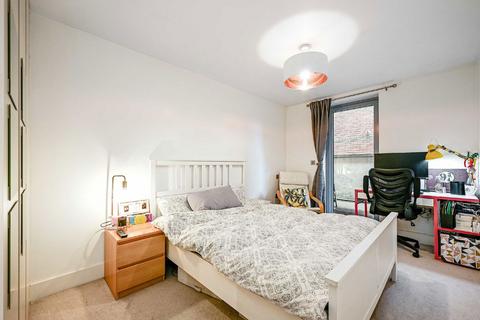 2 bedroom flat to rent, Fulham Palace Road, London W6