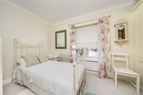 2 bedroom house for sale, White Heron Mews, Teddington TW11