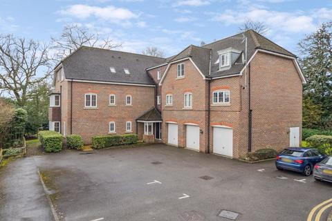 Farnham Common First Floor 2 Bedroom 2 Bathroom Apartment £1650pcm