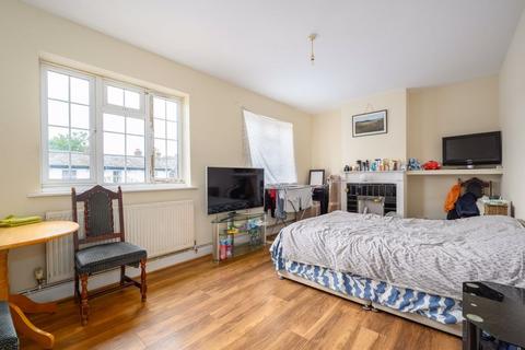 2 bedroom apartment for sale, Walton Road, West Molesey