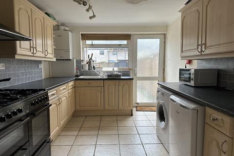 4 bedroom terraced house to rent, Croft Mead, Chichester, PO19