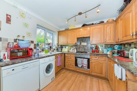 3 bedroom semi-detached house to rent, Shelley Close, Stamford