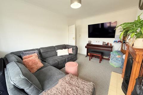 2 bedroom maisonette for sale, Carlton Close, Northolt