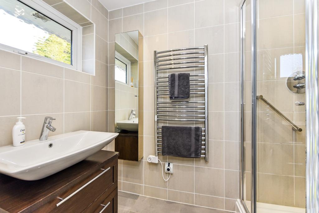 En Suite Shower Rm