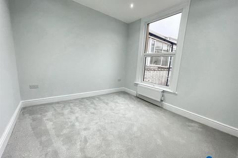 2 bedroom flat to rent, Roman Road, Bow