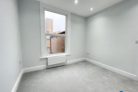 2 bedroom flat to rent, Roman Road, Bow