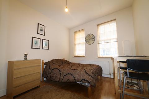 Studio to rent, Warren Street, London W1T