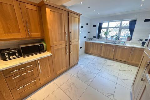 5 bedroom detached house for sale, May Avenue, Canvey Island