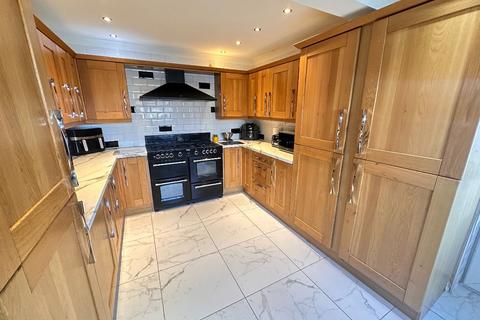 5 bedroom detached house for sale, May Avenue, Canvey Island