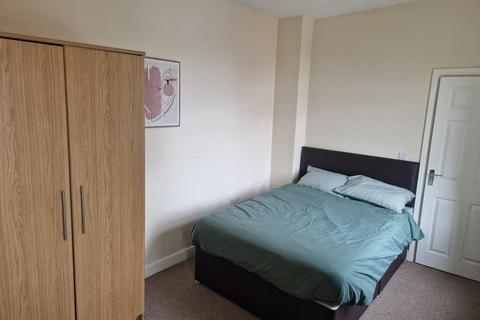 1 bedroom in a house share to rent, Room 6