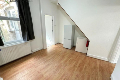 2 bedroom terraced house to rent, London N13