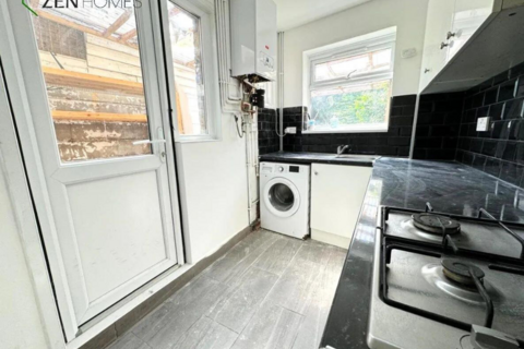 2 bedroom terraced house to rent, London N13