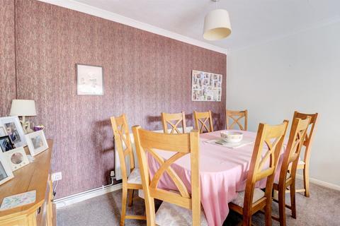 37 Fernside, Great Kingshill, High Wycombe, HP15 6HN