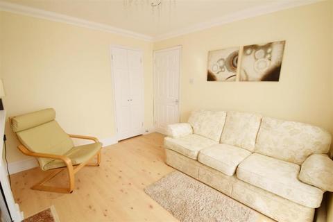 2 bedroom maisonette to rent, Dudley Close, ReadIng, BerkshIre, RG31