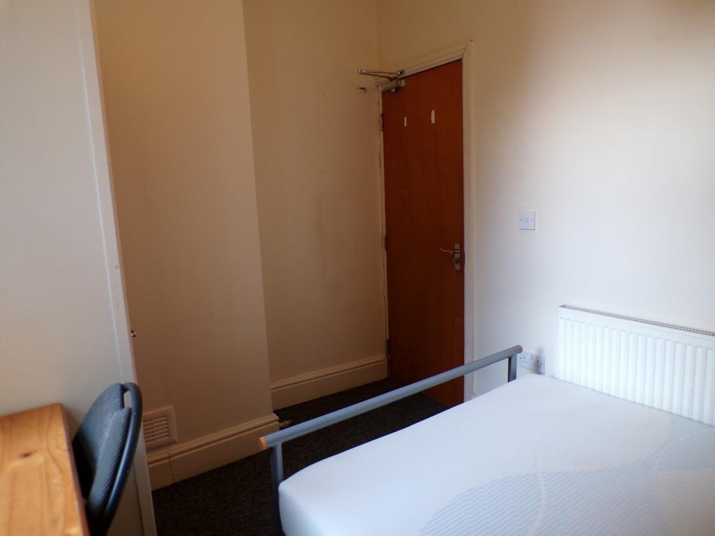 A cozy double bedroom with potential for person...