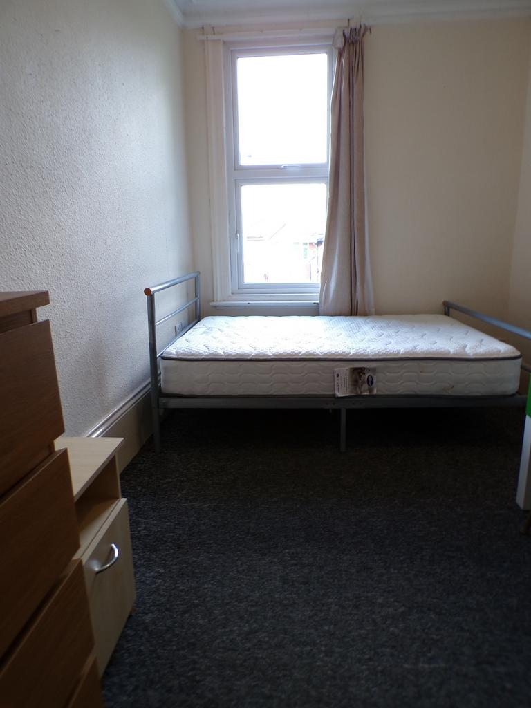 A bright and tidy double bedroom with potential...