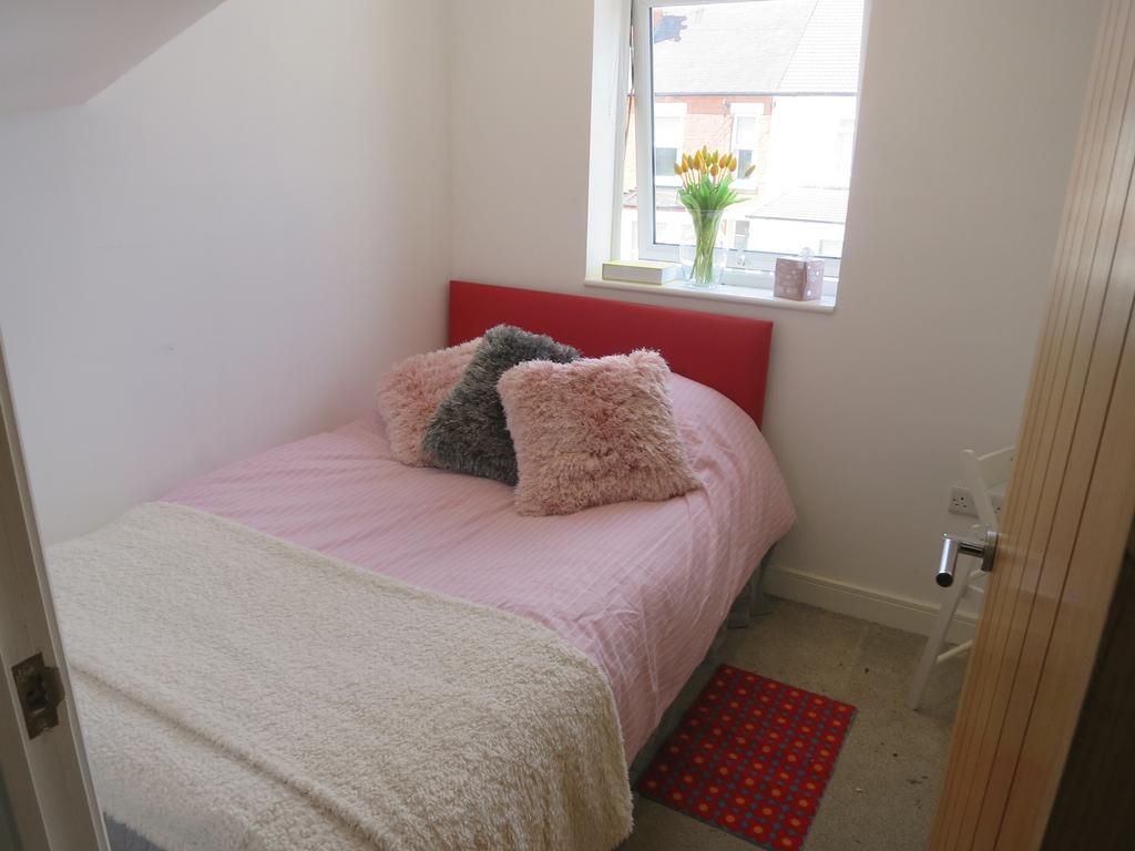 A cozy double bedroom featuring a comfortable b...