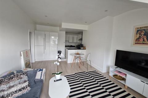 1 bedroom apartment for sale, Belsize Avenue, Belsize Park NW3