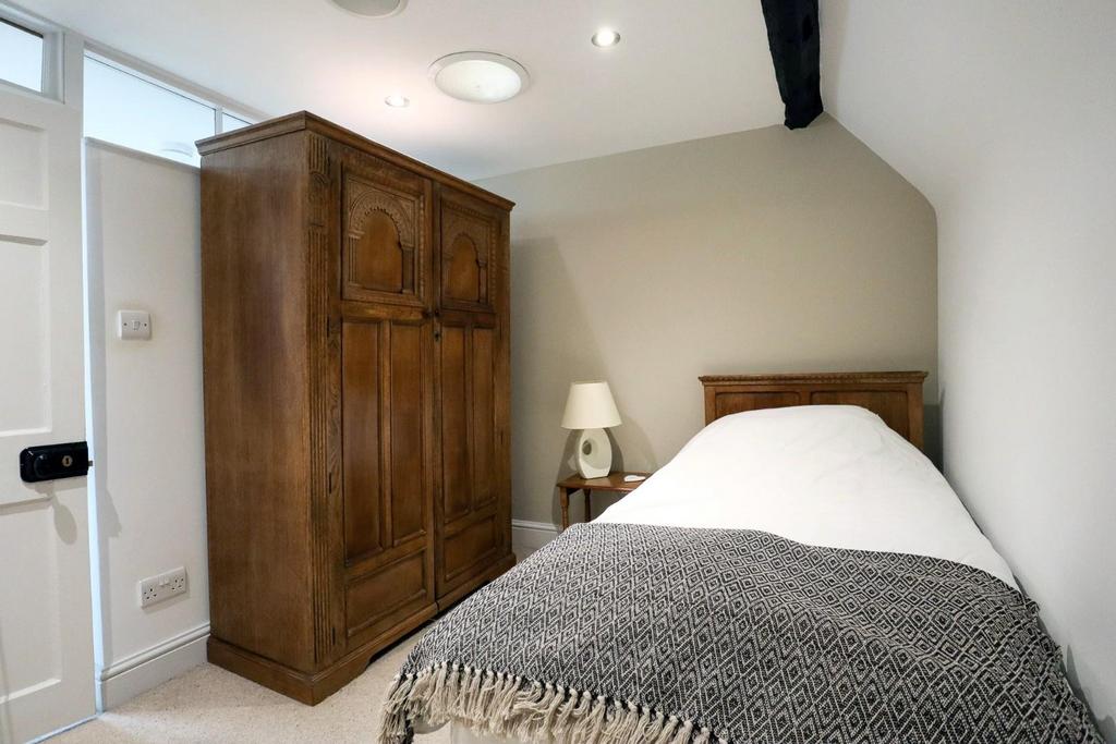 Bedroom 1.jpg
