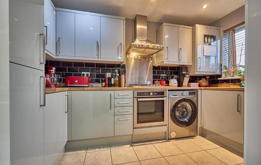 Fitted kitchen to front