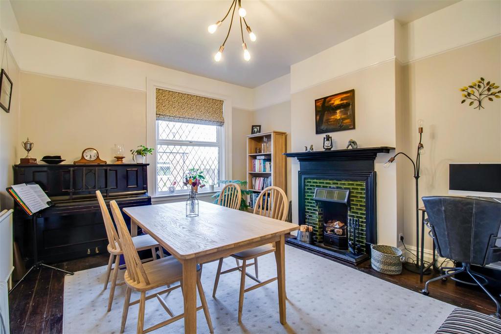 Sitting/dining room