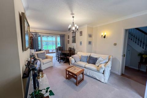 13 Carew Close, Coulsdon, CR5 1QS