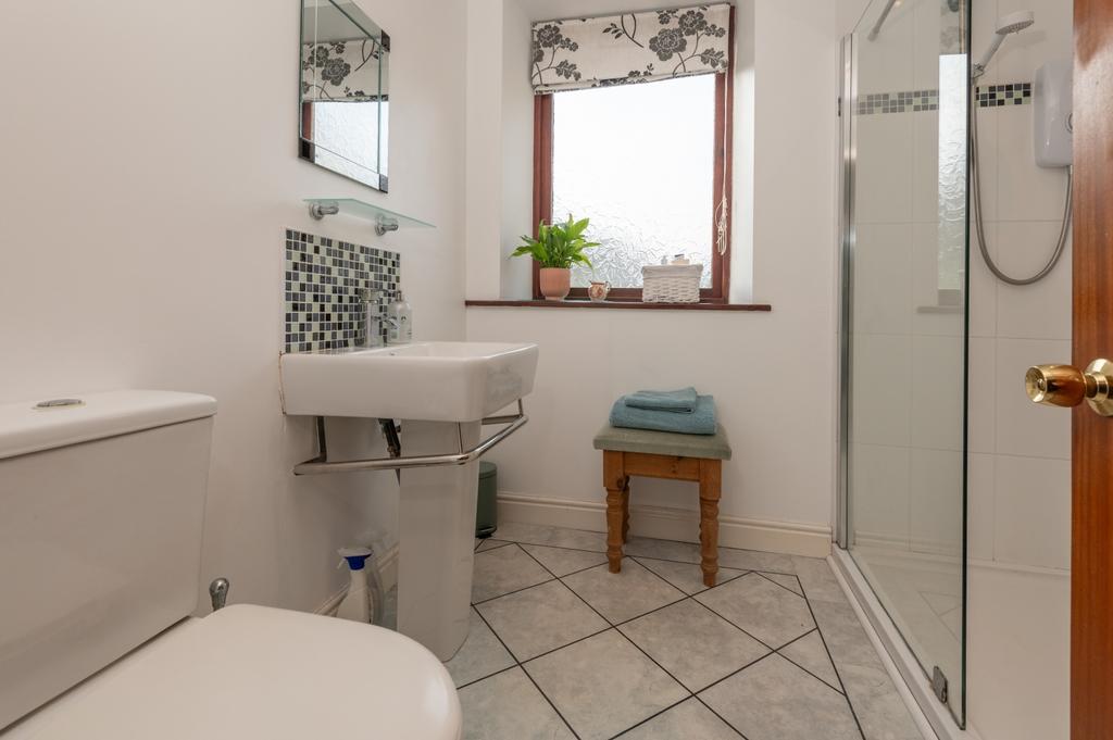 En Suite to Bedroom 1