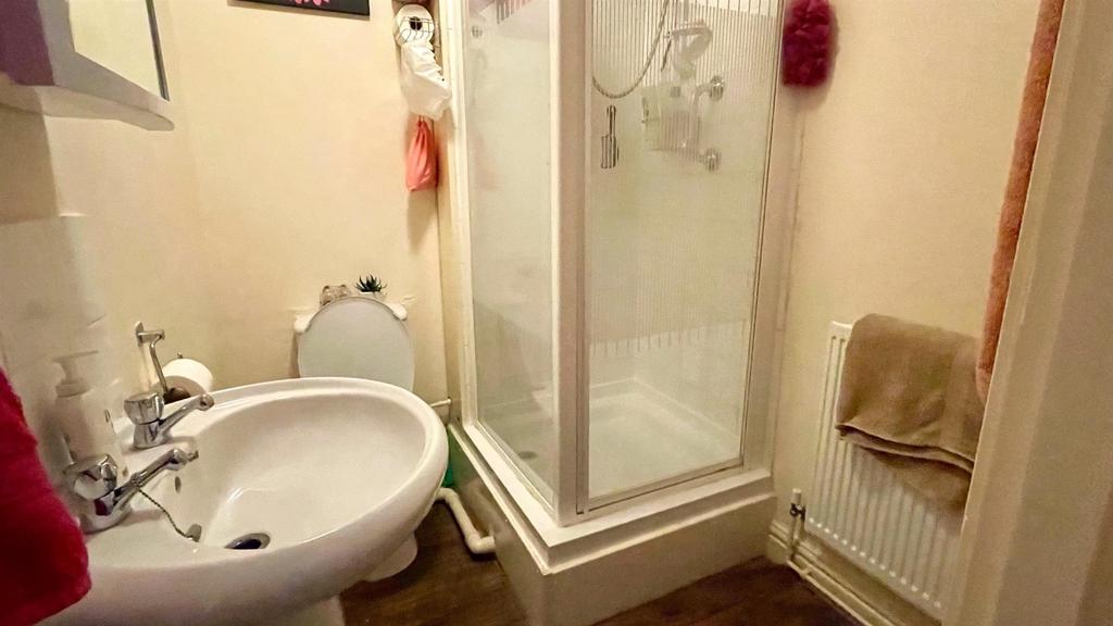 En suite 3 piece shower room