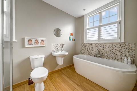 52 Handen Road, London, SE12 8NR
