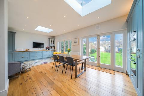 52 Handen Road, London, SE12 8NR