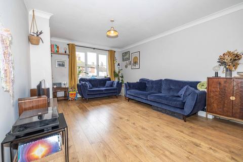 4 Ashdown Field, Chartham, Canterbury, CT4 7QS