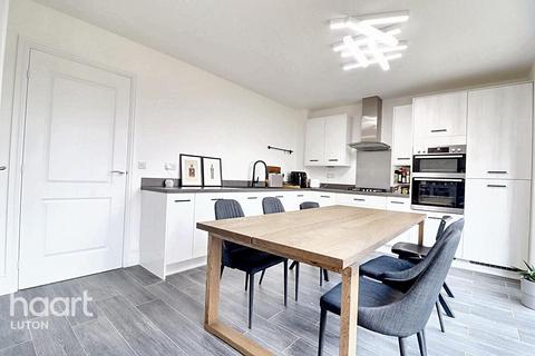 3 bedroom semi-detached house for sale, Armstrong Road, Luton