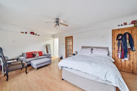 Studio for sale, Adelaide Road, Surbiton