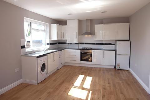 2 bedroom flat to rent, Portsmouth Road, Thames Ditton, KT7 0SY