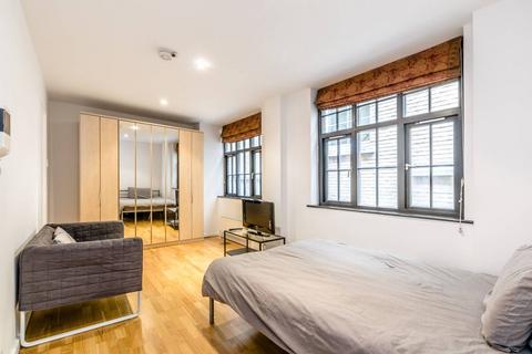 Studio to rent, Ludgate Square, City, London, EC4M