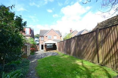 2 bedroom semi-detached house to rent, Church Road, Horley